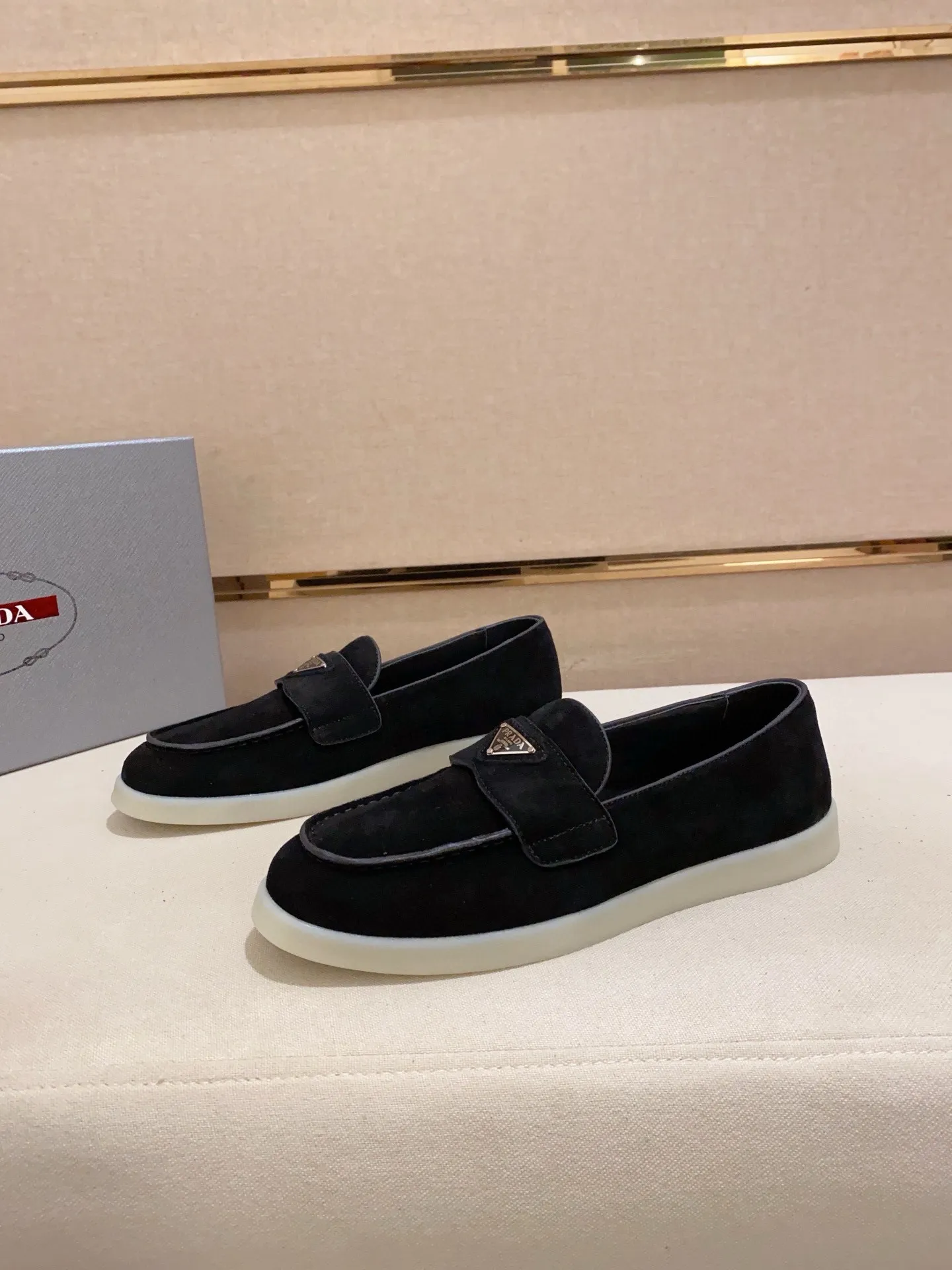 Men's shoes 💰 580💰 ✔️✔️✔️High-quality new PRADA counters are launched at the same time. The new men's shoes and 😘fabrics are selected from high-silk bald cowhide and are made by pure handicrafts. Lining: Full cowhide lining. 👍🏿 High-end ☄️ air-cushion molded anti-slip rubber outsole, exquisite lines, simple and elegant, comfortable and high-end for leisure travel. Code number: 38 to 44 (45 can be customized)